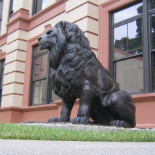 Antikes Haustürpaar von billigen italienischen Tierlöwe-Bronzestatuen im Freien